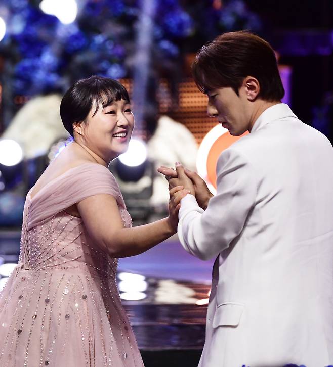 제4회 청룡시리즈어워즈(Bluedragon Series Awards)가 18일 인천 파라다이스시티에서 열렸다. 여자예능인상을 수상한 이수지가 기뻐하고 있다. 인천=허상욱 기자 wook@sportschosun.com/2025.07.18/