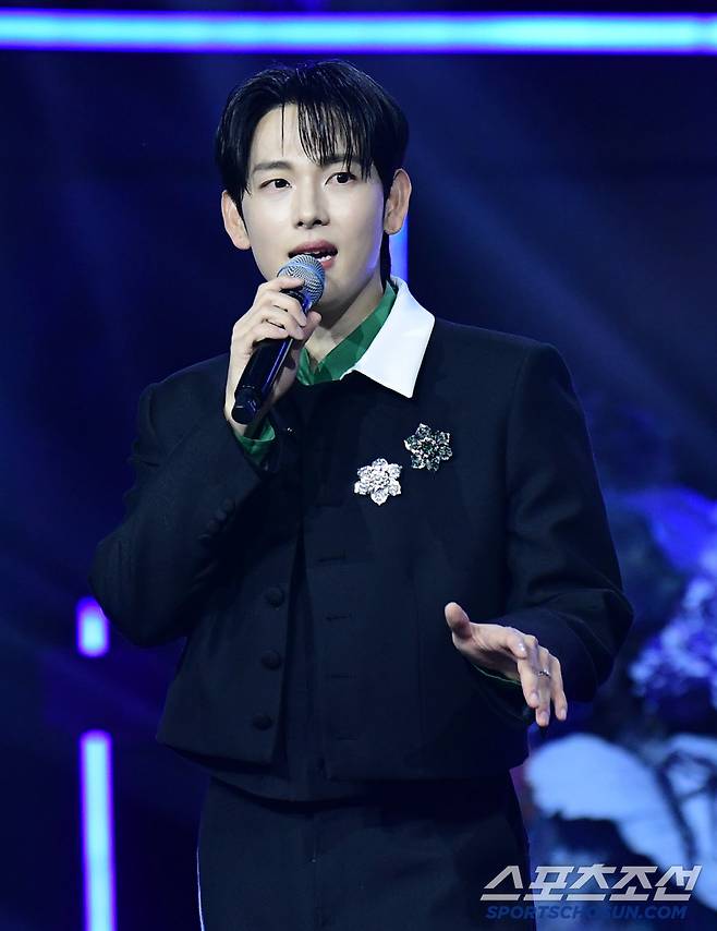 제4회 청룡시리즈어워즈(Blue Dragon Series Awards)가 18일 인천 파라다이스시티에서 열렸다. 축하무대를 선보이고 있는 임시완. 인천=송정헌 기자songs@sportschosun.com/2025.07.18/