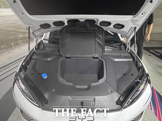전면 보닛 아래에는 약 53ℓ 용량의 프렁크(전면 트렁크)가 마련돼 소형 가방이나 충전 케이블을 수납할 수 있다. 전기차 전용 플랫폼 기반 모델답게 실내외 공간 효율성이 뛰어나며 프렁크 내부는 별도의 커버로 정리돼 있어 실용성과 디자인 모두 고려한 느낌이다. /황지향 기자