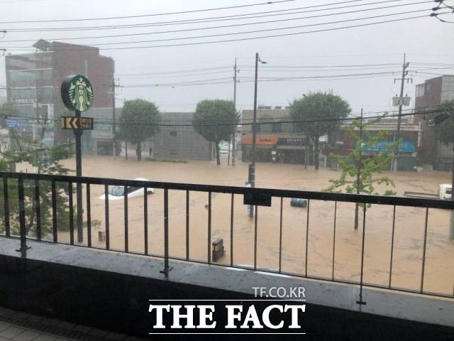 광주 북구 신안동에 위치한 스타벅스 매장 1층이 침수됐다. /SNS 캡처
