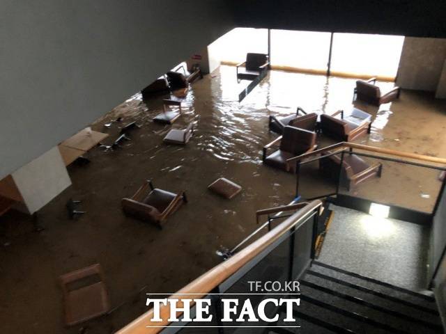 광주 북구 신안동에 위치한 스타벅스 매장 1층이 침수돼 의자와 테이블 등이 흙탕물 위에 둥둥 떠 있다. /SNS 캡처