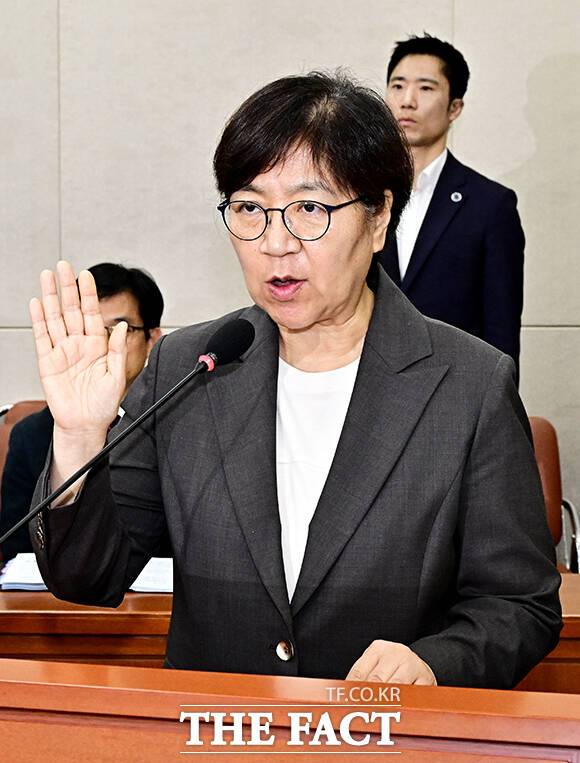 증인선서 하는 정은경 보건복지부 장관 후보자.