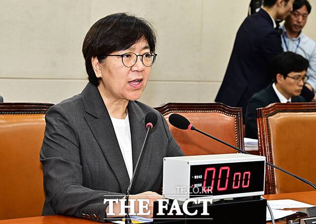 질의에 답변하는 정은경 보건복지부 장관 후보자.