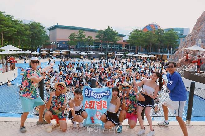 설악 워터피아 월드앨리 악 워터피아 스플래시 페스타에서 댄스팀이 춤을 추는 모습. 스플래시 페스타를 즐기는 고객들. 설악 워터피아에서 물놀이를 즐기는 가족 /사진-한화호텔앤드리조트