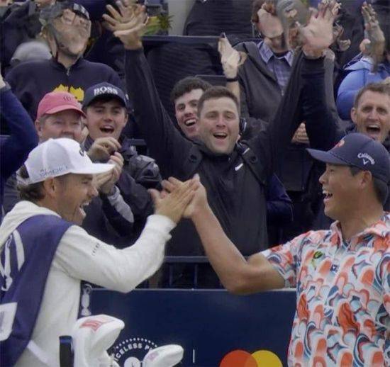 김시우가 2024년 디 오픈 3라운드 17번 홀에서 홀인원을 작성한 뒤 캐디와 기뻐하고 있다. 사진제공=김시우 인스타그램