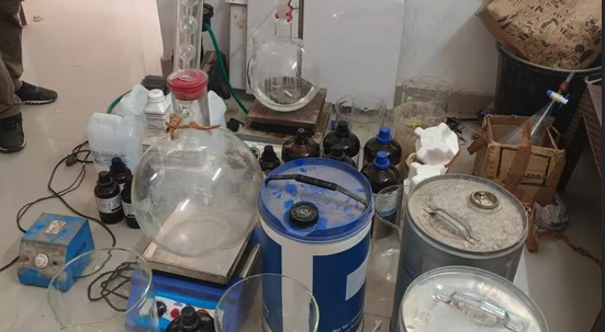 두 교사에게서 경찰이 압수한 장비. 힌두스탄타임스