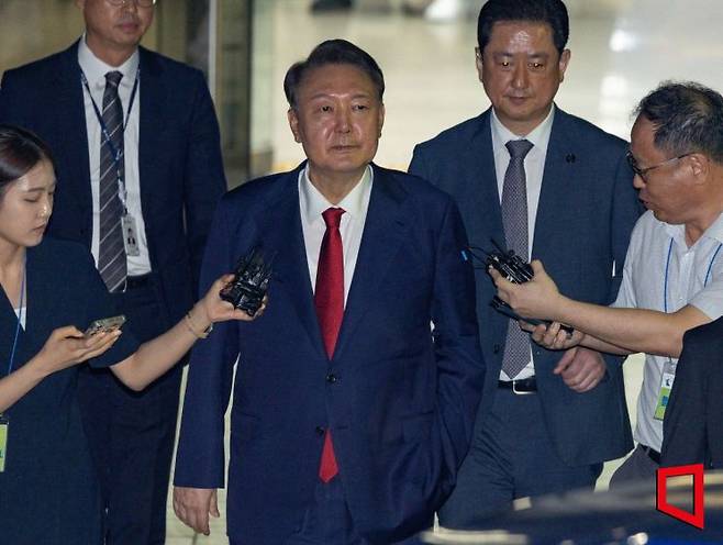 윤석열 전 대통령이 9일 서울 서초구 서울중앙지방법원에서 열린 2차 구속 전 피의자 심문(영장실질심사)을 마친 뒤 서울구치소로 향하고 있다. 2025.07.09 사진공동취재단