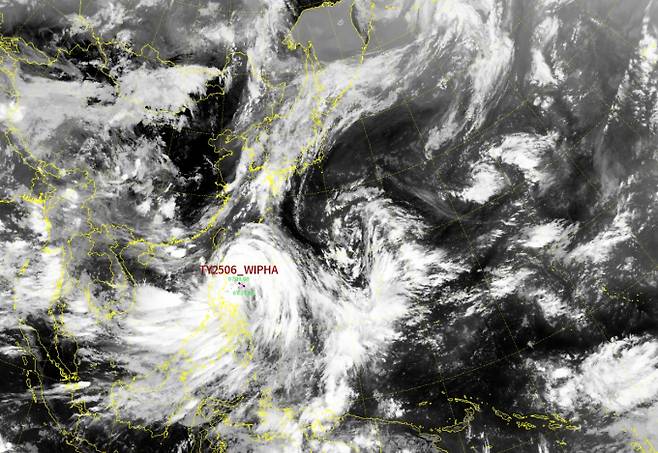 2025년 장마기간 막바지 ‘극한호우’ 형태로 내리는 장맛비로 혼란스러운 가운데, 18일 오전 필리핀 마닐라 동쪽 해상에서 2025년 제6호 태풍 위파(WIPHA)가 발생했다.ⓒ기상청:태풍감시 구름 영상