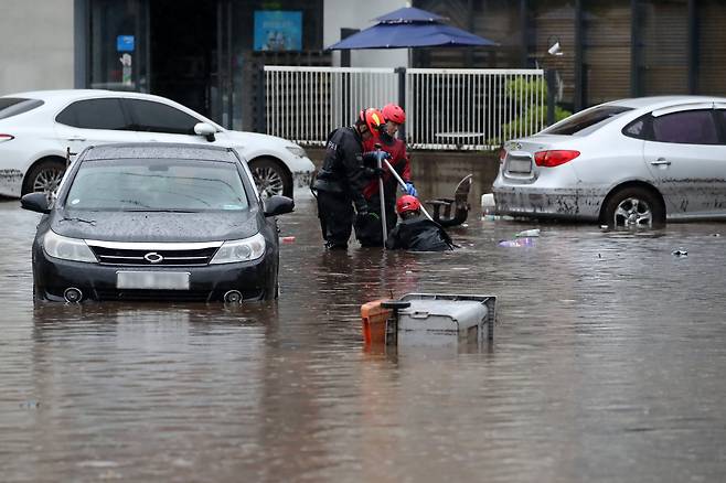 17일 오후 대구 북구 노곡동 마을이 집중호우에 침수돼 119구조대가 수색하고 있다. 이곳은 2010년 7월 폭우로 70여 가구가 물에 잠기고 차량 110여 대가 침수 피해를 봤다. 이어 한 달 뒤 또다시 집중호우로 저지대에 물이 차면서 건물 60여 채와 차량 30여 대가 물에 잠겼다. 노곡동 주민들은 "침수를 막기 위해 만든 배수펌프장이 오히려 수해를 불렀다"며 반복되는 인재에 분통을 터뜨렸다. /뉴스1