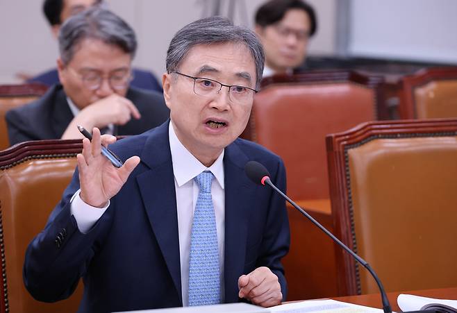 조현 외교부 장관 후보자가 17일 서울 여의도 국회 외교통일위원회에서 열린 인사청문회에서 의원 질의에 답하고 있다. /남강호 기자