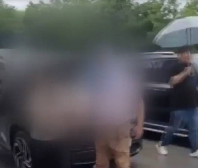 지난 17일 민원인이 박정현 부여군수에게 항의하는 장면. /YTN 보도화면