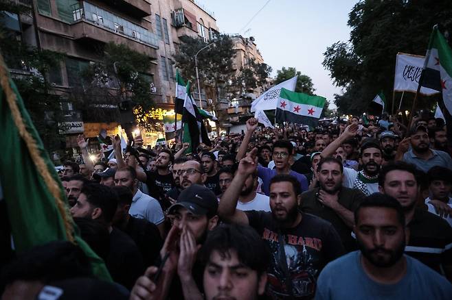 시리아인들이 2025년 7월 16일 시리아 다마스쿠스에서 이스라엘 공습을 규탄하는 시위를 벌이고 있다. /연합뉴스