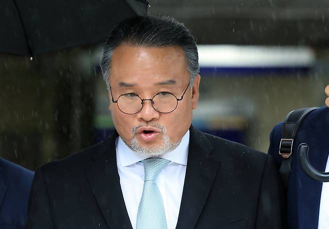 이일준 전 삼부토건 회장이 17일 오전 서울 서초동 서울중앙지방법원에서 열린 구속 전 피의자 심문(영장실질심사)을 받은 뒤 나와 차량으로 향하고 있다. /뉴스1