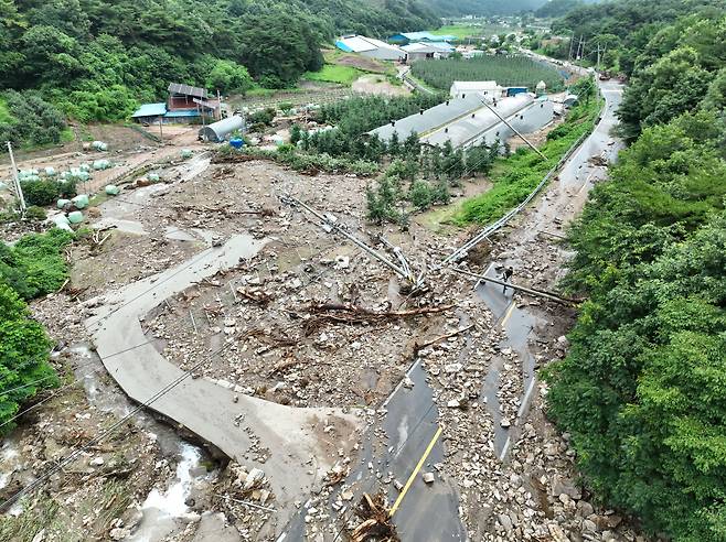 중부지방에 폭우가 내린 17일 산사태가 발생한 충남 예산군 봉산면 봉운로가 토사로 뒤덮여 있다. /연합뉴스