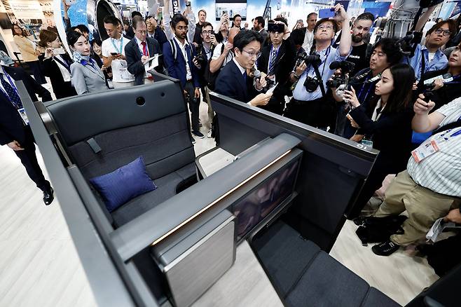 2025년 6월 17일, 프랑스 파리 외곽 르부르제 공항에서 열린 제55회 국제 파리 에어쇼에서 오마에 케이지 ANA항공 글로벌 마케팅 부사장이 사프란 부스에서 'THE Room FX' 비즈니스 클래스 좌석을 소개하고 있다./REUTERS 연합뉴스