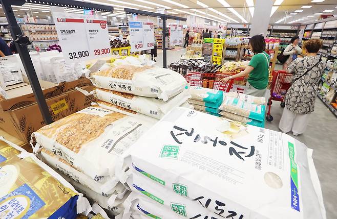 서울의 한 대형마트에 진열된 쌀. /연합뉴스