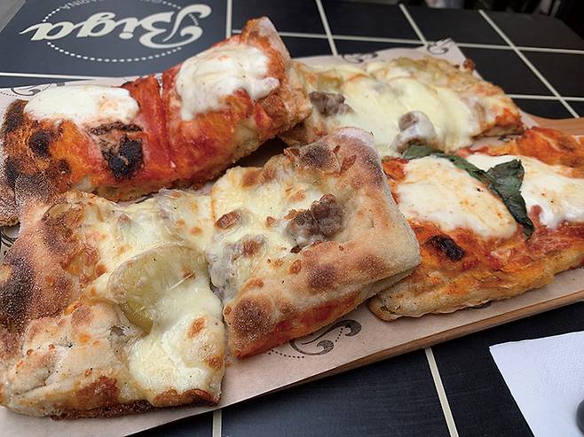 직사각형 모양의 두꺼운 크러스트가 특징인 시칠리안 피자