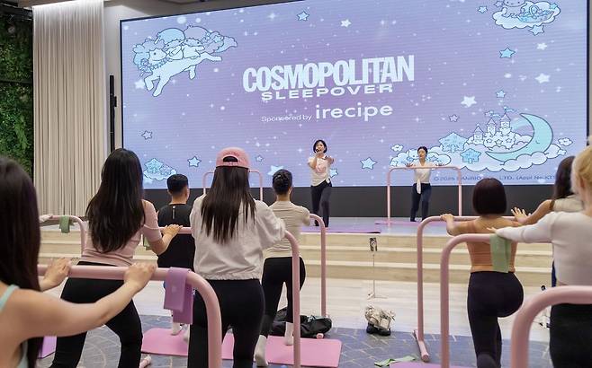 슬립오버의 메인 웰니스 프로그램, 보태니컬 가든에서 열린 바레 클래스.