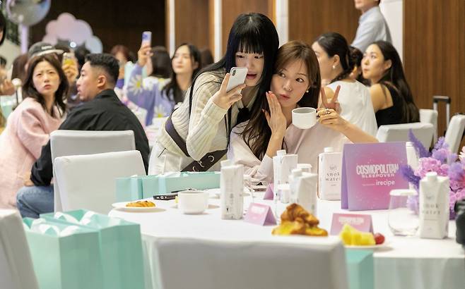 첫날 오리엔테이션을 기다리며 즐거운 시간을 보내는 참석자들.