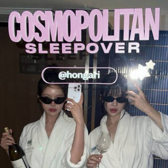 인플루언서의 인스타 아이디를 커스터마이징 작업한 거울 앞에서 셀피를 찍고 있는 참석자들.