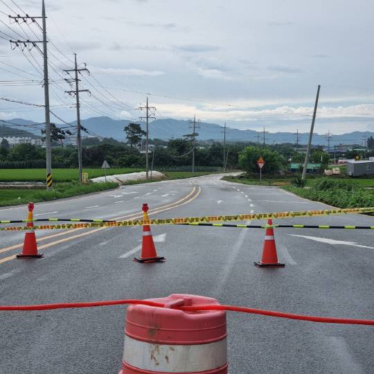 18일 물이 빠진 사고 현장. 폭우 직후 통행이 통제되면서 시민들은 여전히 둑방을 따라 이동하거나 먼 우회도로를 이용해야 하는 불편을 겪고 있다. 김성환 기자