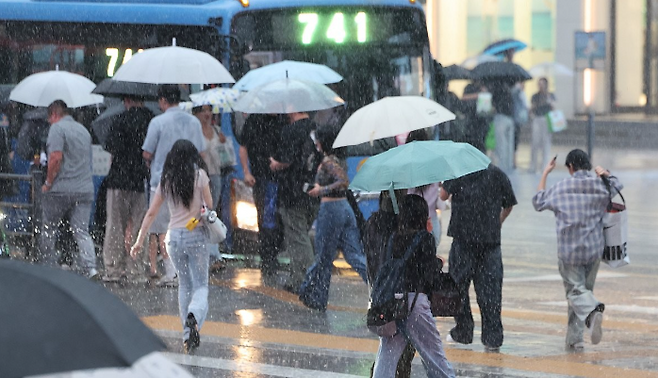 이달 16일 서울 강남역 거리에서 우산을 쓴 시민들이 퇴근길을 재촉하고 있다. ⓒ연합뉴스