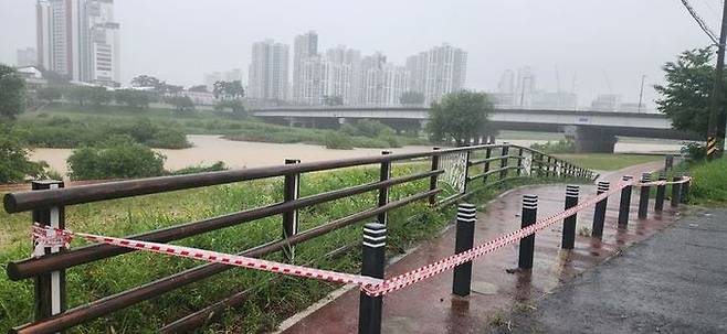 출입 통제선이 걸린 대전 갑천변의 모습 ⓒ뉴시스