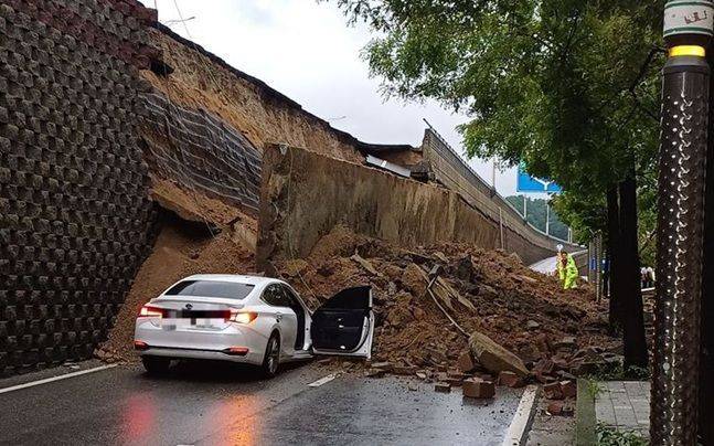 16일 오후 7시 4분께 경기도 오산시 가장교차로 고가도로의 옹벽이 무너지며 차량 2대를 덮치는 사고가 발생해 소방당국이 구조 작업을 벌이고 있다. ⓒ 뉴시스