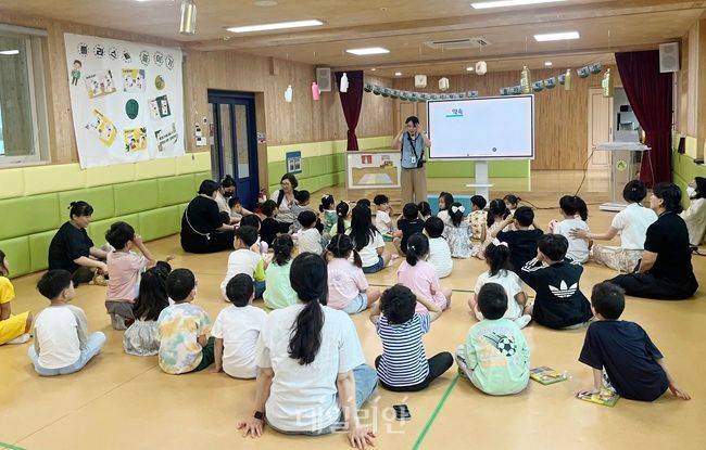 한국환경보전원이 강원대 태백시 한 유치원을 찾아 환경보건 교육을 하고 있다. ⓒ한국환경보전원