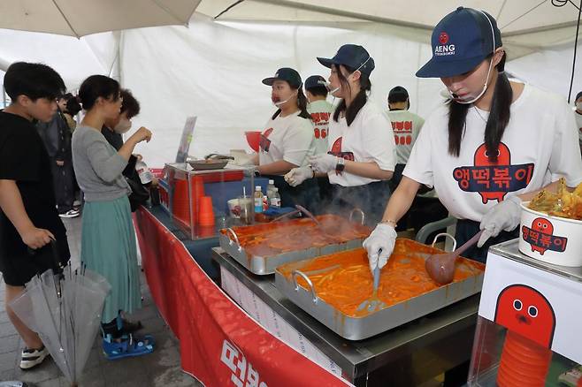 지난해 5월 대구 북구 DGB 대구은행 파크 일원에서 열린 떡볶이 페스티벌에서 다양한 종류의 떡볶이가 판매되고 있다.