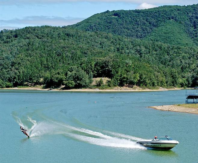 단산지에서 수상스키를 즐기는 모습.