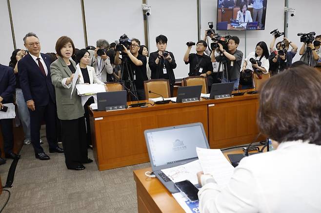 김미애 국민의힘 간사가 18일 오전 서울 여의도 국회 보건복지위원회에서 열린 정은경 보건복지부 장관 후보자에 대한 인사청문회에서 여당 의원들에게 항의하며 퇴장하고 있다. 2025.7.18/뉴스1