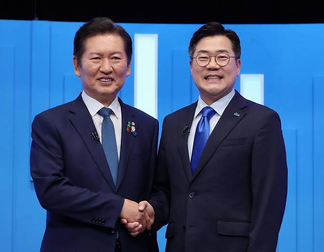 정청래(왼쪽), 박찬대 더불어민주당 당대표 후보가 16일 서울 양천구 목동 SBS에서 TV토론회에 앞서 기념촬영을 하고 있다. (국회사진기자단) 뉴스1