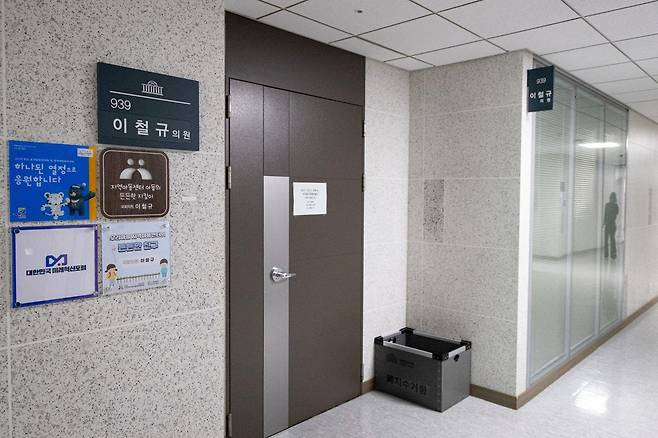 해병대원 순직사건 관련 의혹을 수사하는 이명현 특별검사팀이 ‘임성근 전 해병대1사단장 구명로비 의혹’ 관련해 이철규 국민의힘 의원에 대한 참고인 신분 압수수색에 착수한 18일 서울 여의도 국회 의원회관 이 의원 사무실에 적막이 흐르고 있다. 2025.7.18 (서울=뉴스1)