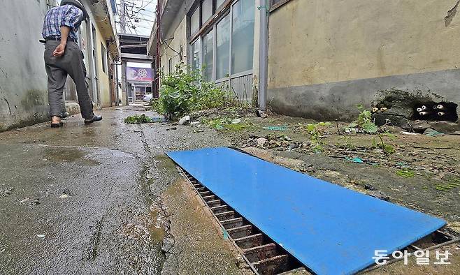 18일 충남 당진시 전통시장 통로에 있는 배수구가 플라스틱판으로 막혀 있다. 근처 상인들은 “여름철 하수구 냄새 때문에 덮는 경우가 있다”라고 했다. 당진=김태영 기자 live@donga.com