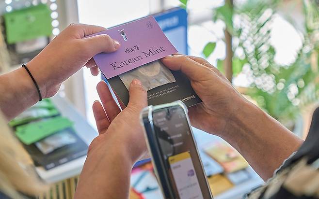 한 시민이 보라매공원 서울국제정원박람회장에 마련된 ‘시드볼트 NFT 컬렉션’ 부스에서 시드볼트 NFT를 발행하고 있다. /환경재단