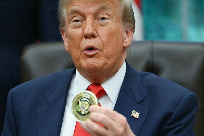 챌린지 코인을 들고 있는 도널드 트럼프 미국 대통령. 기사와 직접적 연관 없음. 사진=AFP 연합뉴스