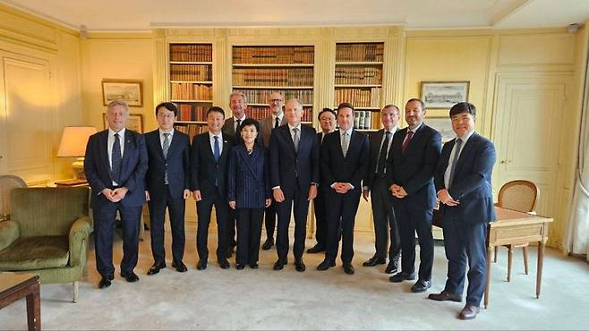 대통령 프랑스 특사단은 16일 에어 리퀴드 본사를 방문, 프랑스 경제인연합(MEDEF) 내 불-한 비즈니스 협의회 회원사들을 만나 양국간 교역 및 투자 확대 방안에 대해 협의하였다. 외교부 제공