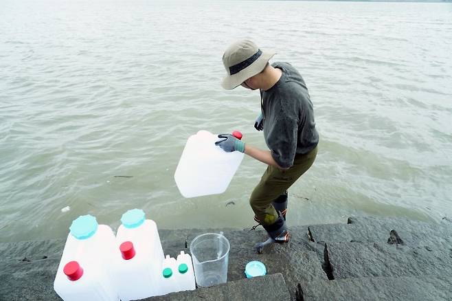 지난 4일 강화도에서 한국원자력안전기술원 전문가가 바닷물 시료를 채취하고 있다. 원자력안전위원회 제공