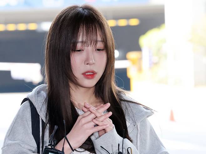 '1000만 유튜버' 쯔양(박정원)이 16일 오전 서울 강남경찰서에서 고소인 신분으로 출석, 취재진 질문에 답하고 있다. 뉴스1