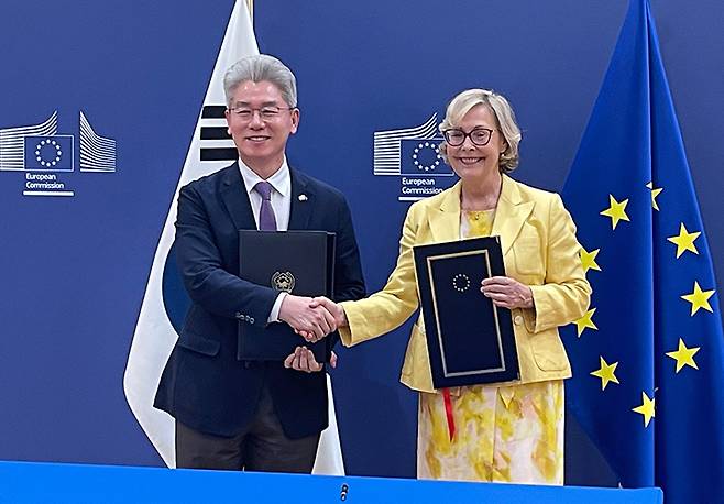 유정현 주벨기에EU 대사(왼쪽)와 시그네 랏소 EU 집행위 연구혁신총국 부총국장이 17일(현지시간) 벨기에 브뤼셀에서 '호라이즌 유럽' 준회원국 가입을 위한 의정서를 서명한 뒤 교환하고 있다. (사진=과학기술정보통신부)