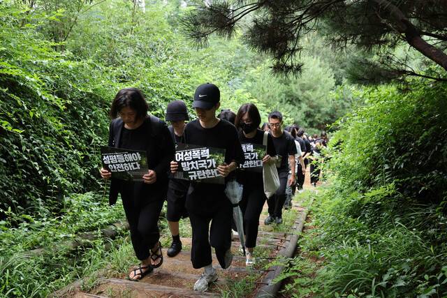 지난 2023년 8월 서울 관악구 공원 등산로에서 강간미수 살인 사건 사건이 발생했다. 피고인 최윤종은 또래 남성집단과 자신의 처지를 비교하며 심한 열패감을 느꼈던 것으로 드러났다. 사진은 피해자를 추모하고 국가의 책임 방기에 항의하기 위해 시민들이 사건 발생 장소 인근을 걷고 있는 모습. 김정효 기자 hyopd@hani.co.kr