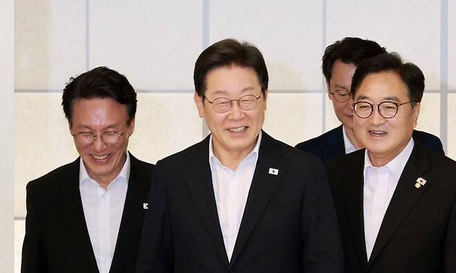 이재명 대통령이 17일 서울 한남동 관저에서 우원식 국회의장, 김민석 국무총리, 강훈식 대통령비서실장과 만찬을 위해 자리로 향하고 있다. 연합뉴스