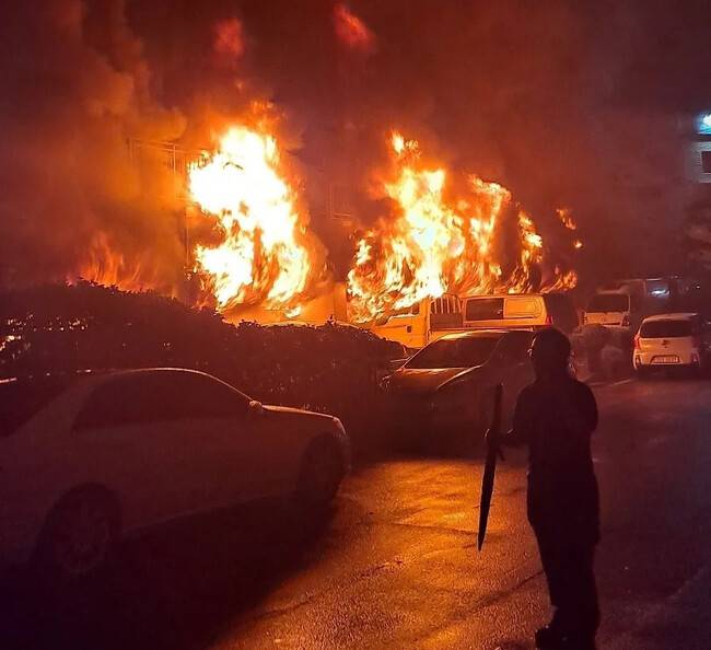 17일 경기도 광명시 소하동 아파트 화재 현장에서 불길이 치솟고 있다. 소방청 제공