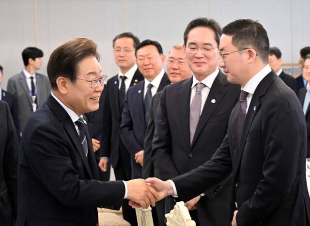 이재명 대통령이 서울 용산 대통령실청사에서 열린 6경제단체와 기업인 간담회에서 구광모 LG그룹 회장 인사를 나누고 있다. 대통령실사진기자단