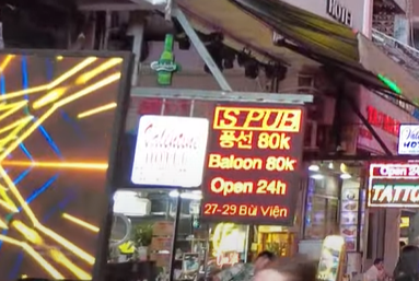 베트남 호찌민 1군 '여행자의 거리'로 불리는 부이비엔 거리에 아산화질소가 들어간 풍선을 판매한다는 안내판이 붙어 있다. 국가정보원은 동남아시아 여행 시 해피벌룬 등 환각물질을 섭취하지 말라고 경고했다. 국정원 제공