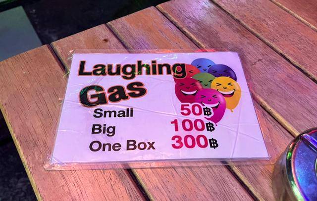 지난해 7월 태국 방콕 카오산로드의 한 주점에 아산화질소가 함유된 풍선, 이른바 '해피벌룬'의 가격표가 놓여 있다. 큰 사이즈 풍선이 약 4,200원꼴이다. 방콕=허경주 특파원