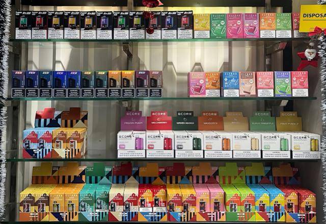 베트남 정부의 전자담배 규제를 한 달 앞둔 지난해 12월, 수도 하노이의 한 전자담배 매장에 액상형 담배가 진열돼 있다. 하노이=허경주 특파원