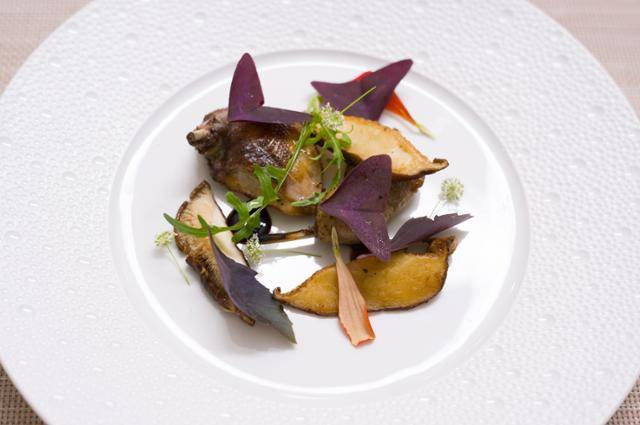 공다현 셰프가 경남 의령 농장에서 공급 받은 메추리로 만든 '알랭'의 메추리 구이. 장준우 제공