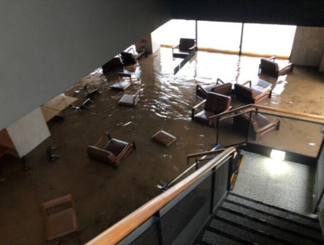 17일 기록적 폭우로 광주 북구의 한 스타벅스 매장에 흙탕물이 차올라 있다. 매장 1층의 의자와 테이블이 어지럽게 떠 있는 모습이다. 온라인커뮤니티 캡처